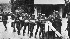 Niemcy łamiący polski szlaban graniczny - pierwsze dni września 1939