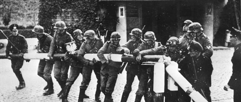 Niemcy łamiący polski szlaban graniczny - pierwsze dni września 1939