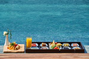 Sushi na tacce - widok na morze - jedzenie na wakacjach