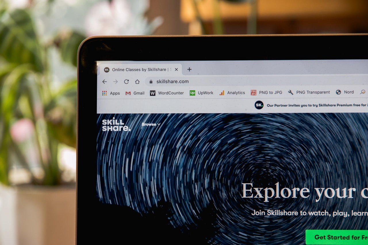 E-learning - ekran laptopa ze stroną www, kurs online