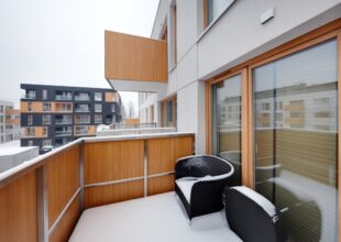Nowoczesny balkon z widokiem na osiedle zimą