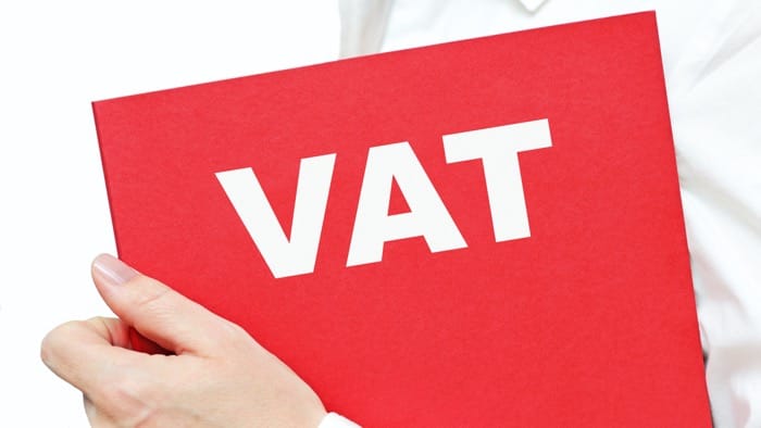Czerwony folder z dużym białym napisem VAT