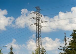 Linia energetyczna na tle nieba z chmurami