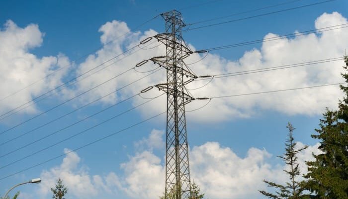 Linia energetyczna na tle nieba z chmurami
