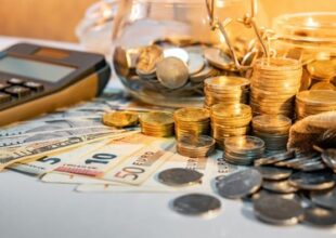 Monety i banknoty euro oraz kalkulator na stole