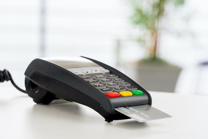 Terminal płatniczy z kartą — symbol zakupów online i ochrony konsumenta